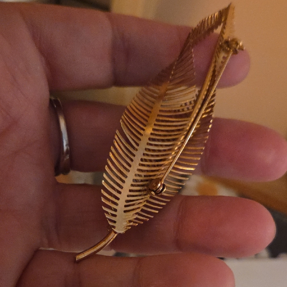 Gold Leaf Brooch - Picture 4 of 4